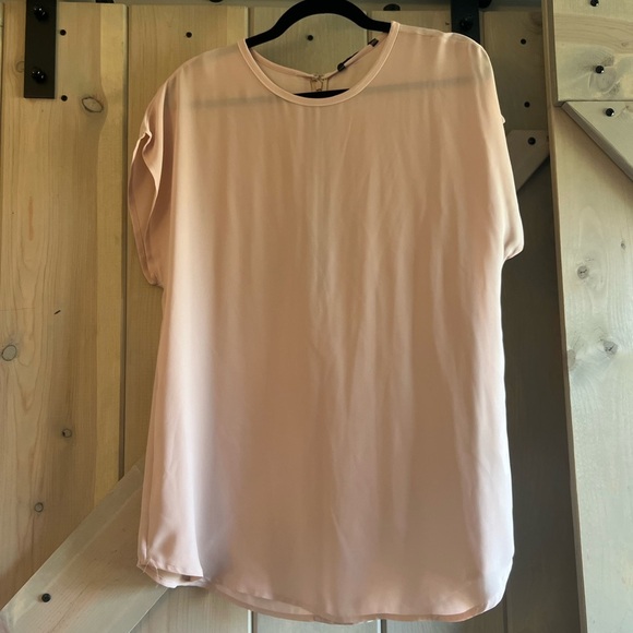 LIKE NEW Banana Republic Zip Back Blouse - Picture 6 of 6